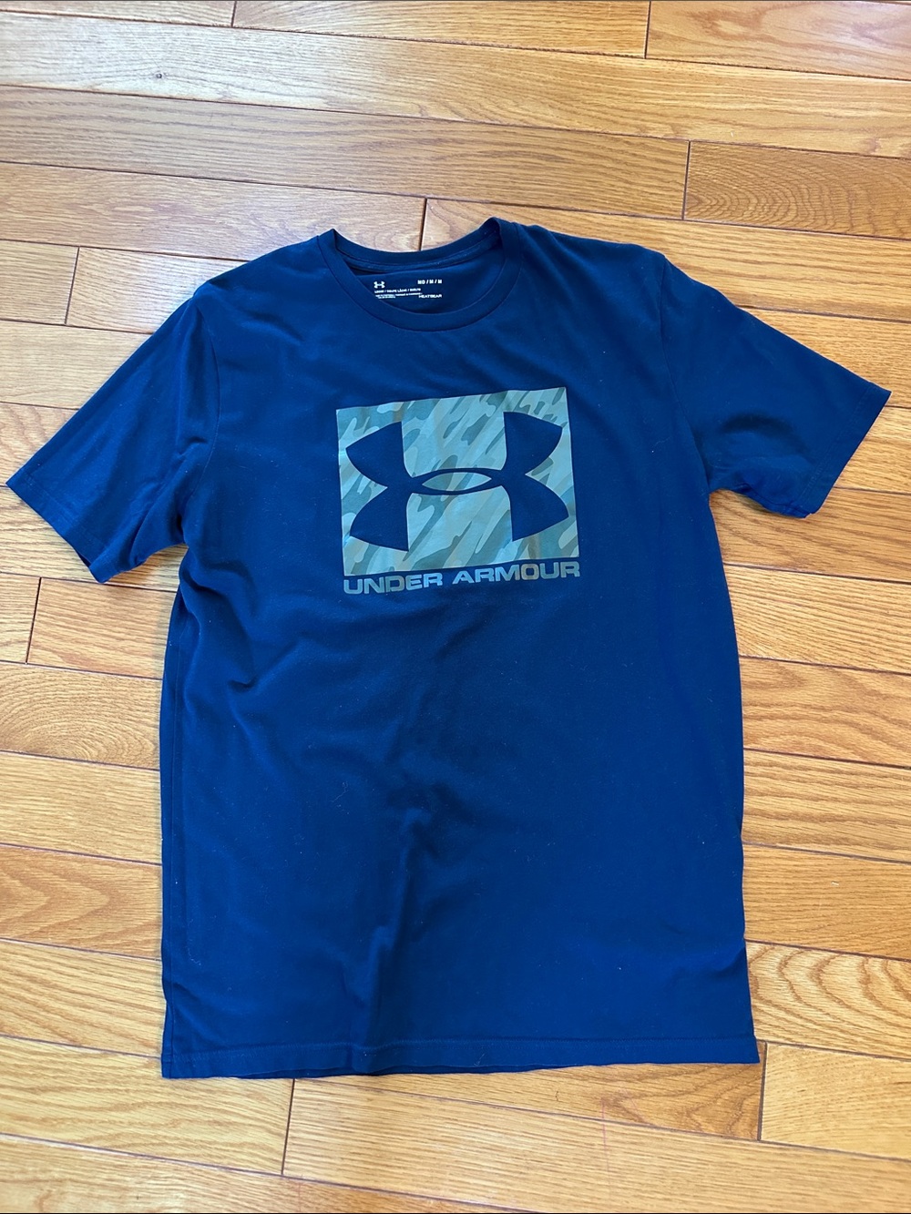 Under Armour Navy Tee with Green Camo Logo men’s medium